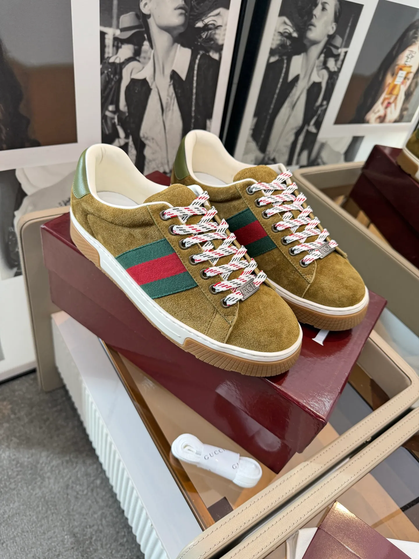 [G Home] P: 580💰 Men's model, Sizs: 39-44 (customized at 45) GUCCI classic design, casual elements, catwalk model. This pair of top-quality GUCCI shoes, with pure white as the main tone, shows elegance. The iconic red and green webbing embellishment instantly demonstrates the brand's charm and trendy attitude without the need for too many words. The upper material is delicate and feels comfortable, making every step feel like walking on the clouds. Exquisite details, such as shiny decorations and unique metal buckles on the shoes, add highlights to the overall look, giving off a unique brilliance inadvertently. Whether paired with casual jeans for a casual look or paired with a simple dress for a gentle and romantic look, it can be easily worn and becomes a versatile item in your wardrobe. Choose it and embark on a journey that combines style and comfort, making every trip a fashion show.